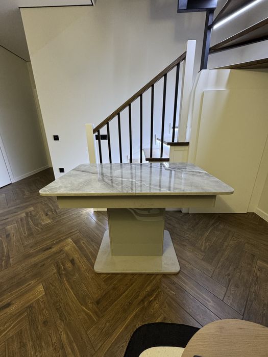 Кухонний стіл із стільцями, у новому, чудовому стані