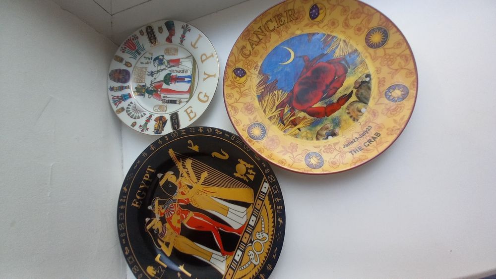 Тарелки  на подставке и с креплением для стены.