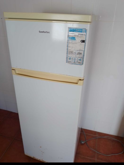 1 frigorífico de dimensão média