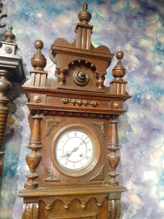 Старинные настенные часы с боем.