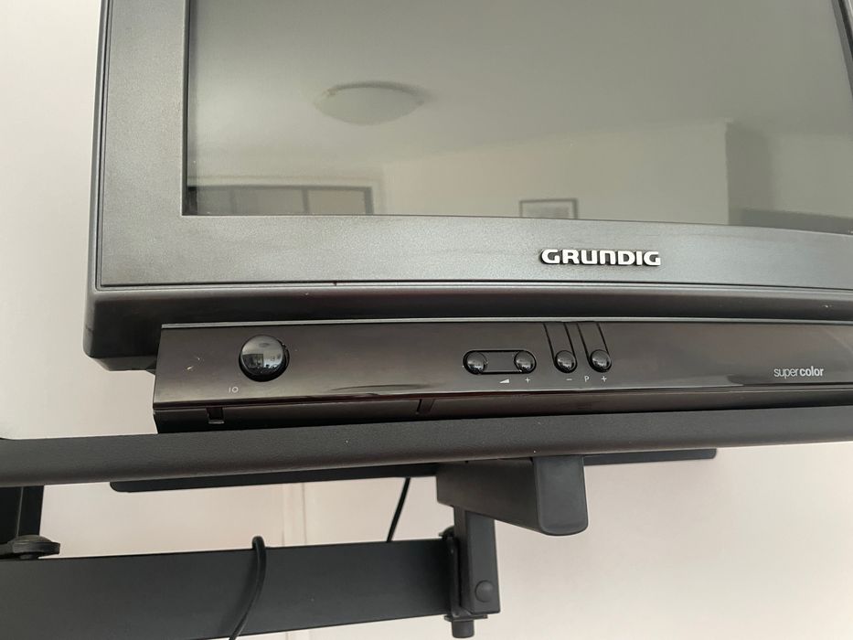 TV antiga Grundig + Suporte para tv