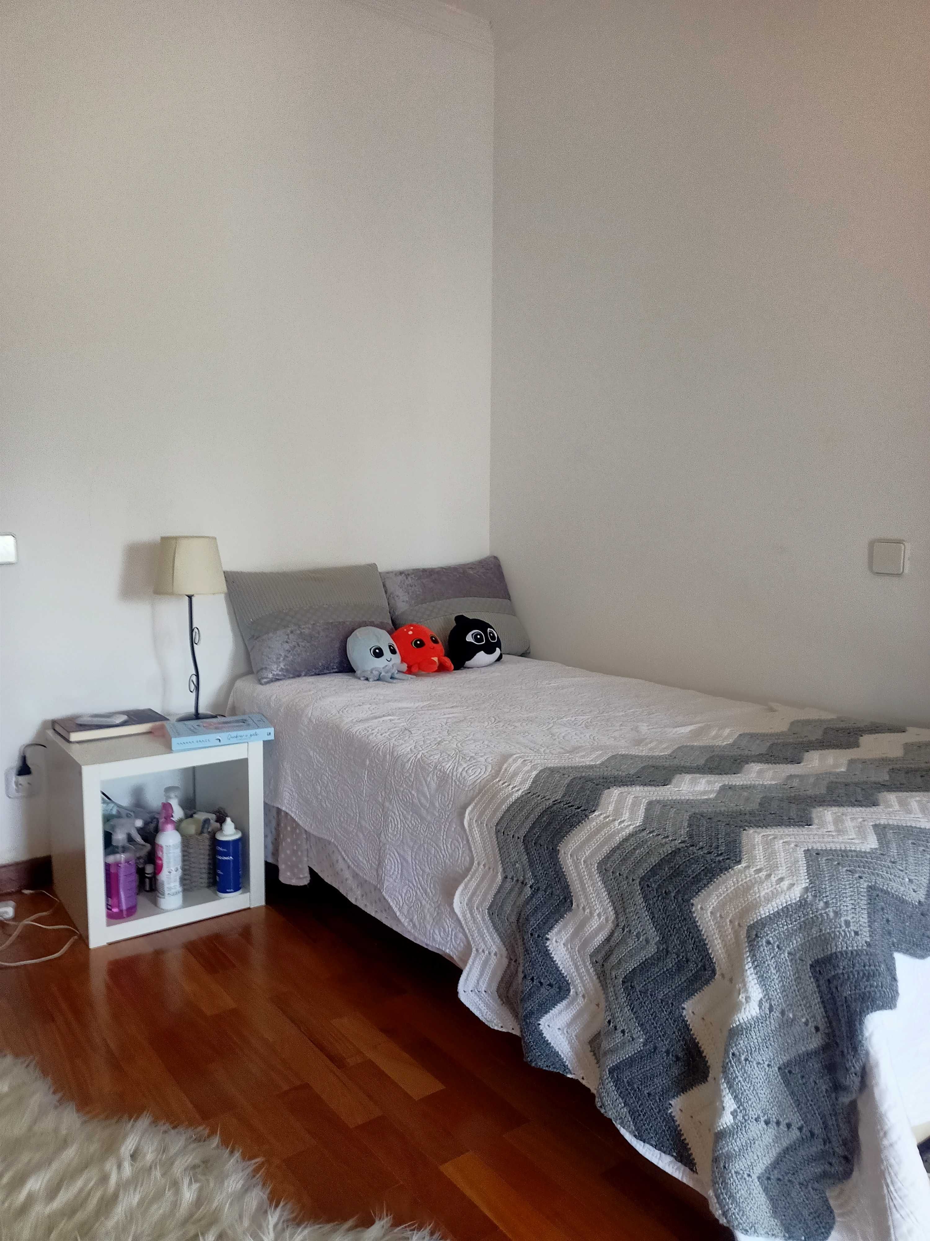 Quarto em apartamento ao Polo Universitário c/ despesas incluídas