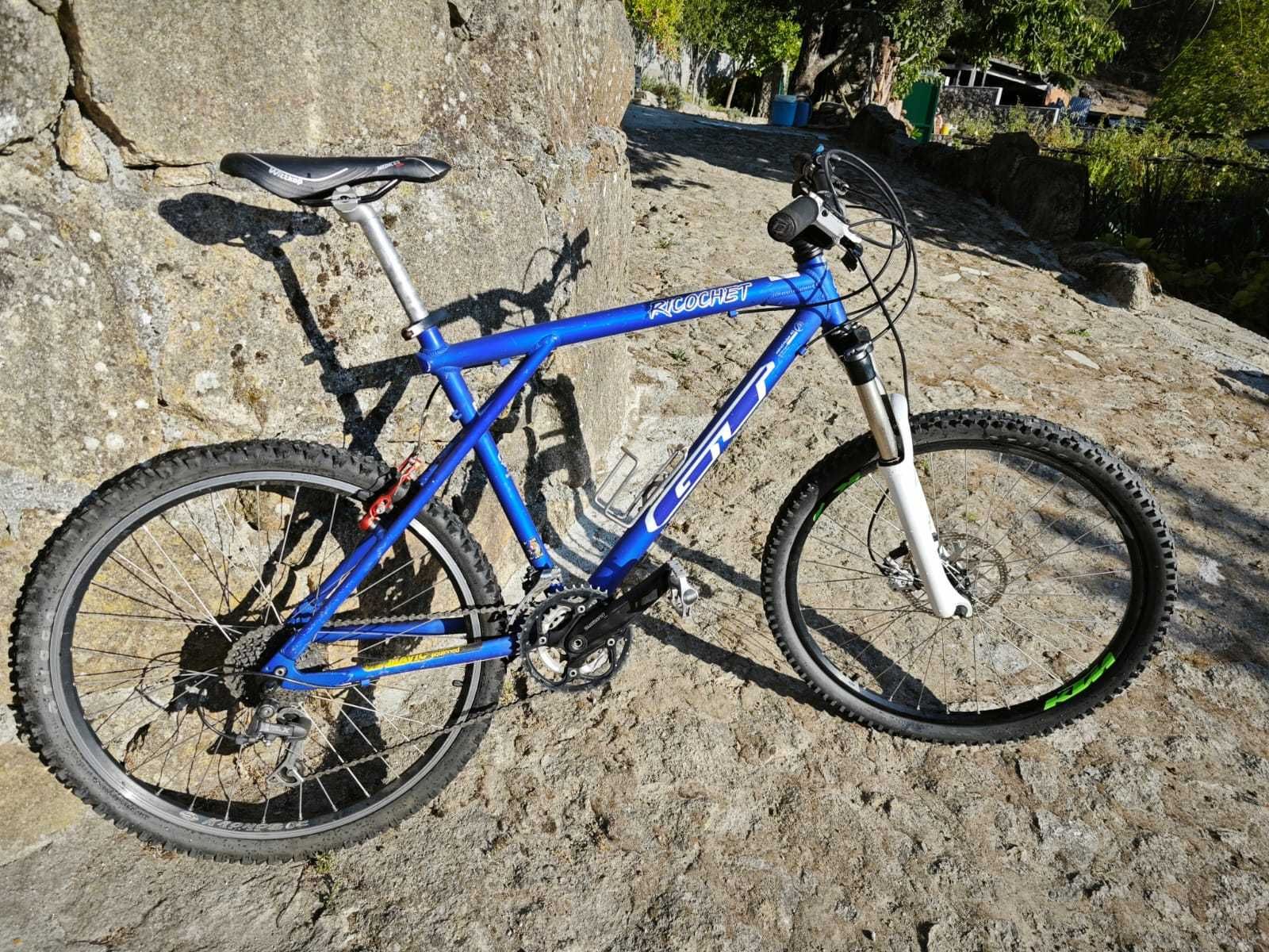 Bicicleta de BTT - Roda 26 polegadas de marca GT (USA)