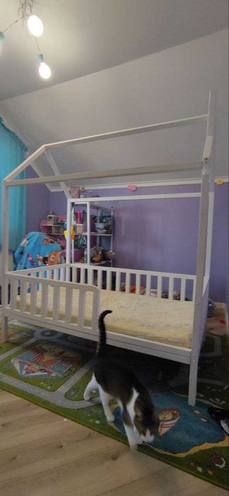 Дитяче ліжечко будиночок