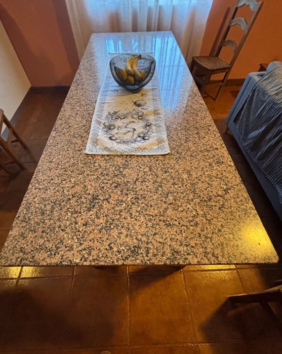 Mesa de pedra granítica