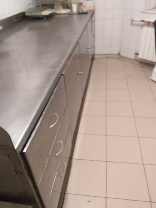 stół z blachy nierdzewnej z szafkami i szufladami