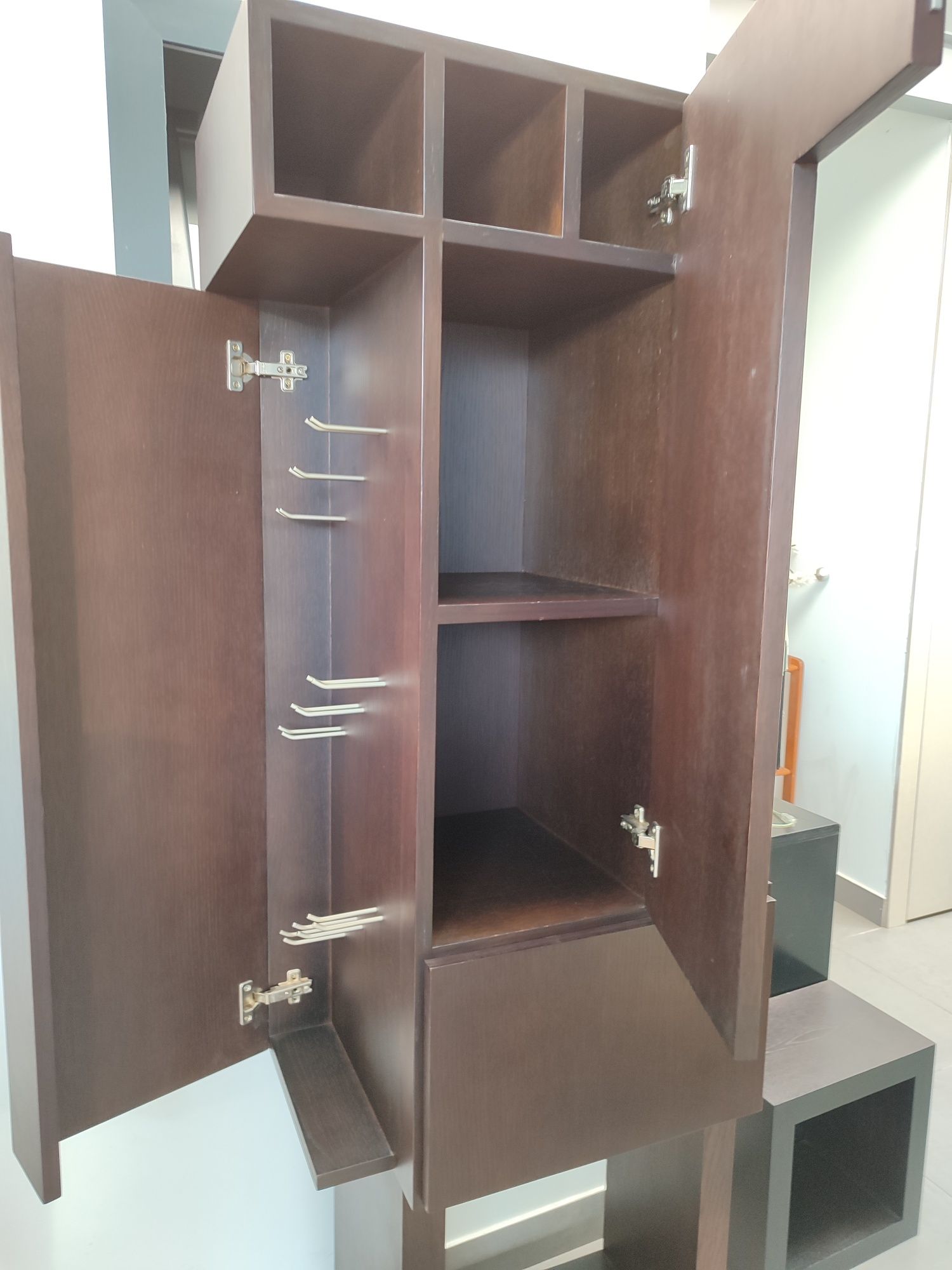 Bar para garrafas e copos