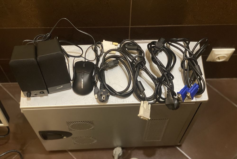 Комп’ютер + монітор Philips HNS8170T, 4 ядра та 8ГБ, Windows 10