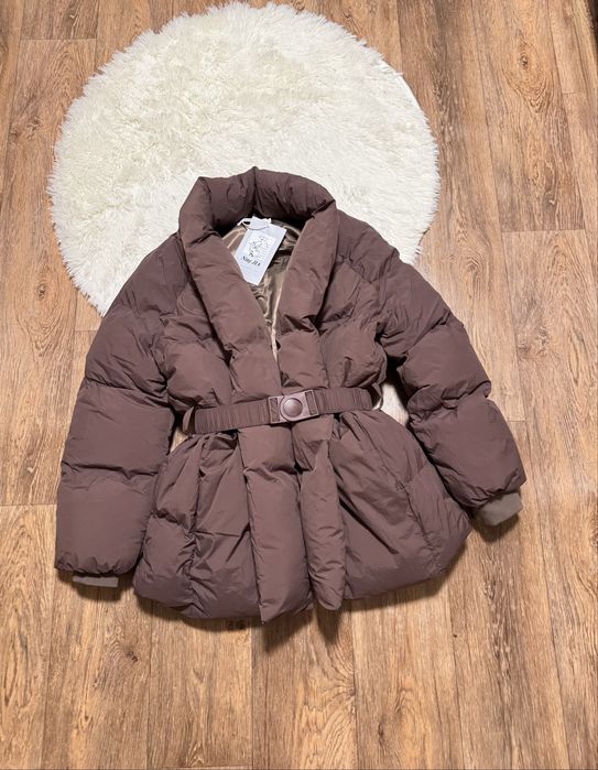 Нова куртка на зиму в коричневому кольорі з поясом