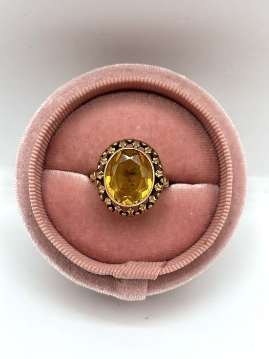 Złoty pierścionek z żółtym oczkiem