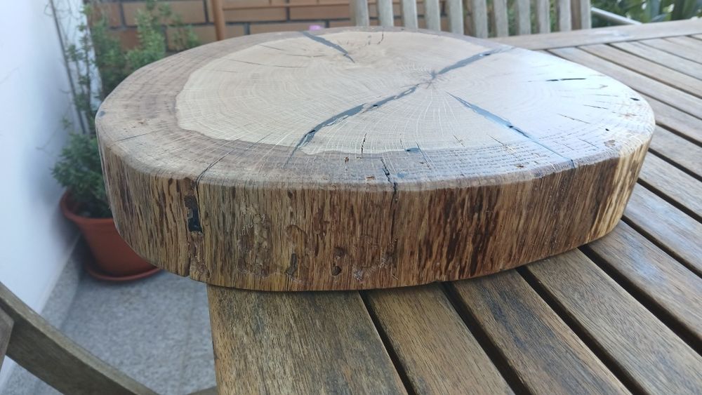 Rodela em carvalho, com apontamentos  em resina preta