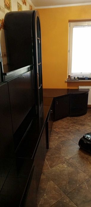 2 czarne kolumny z podswietleniem i szklanymi półkami plus inne