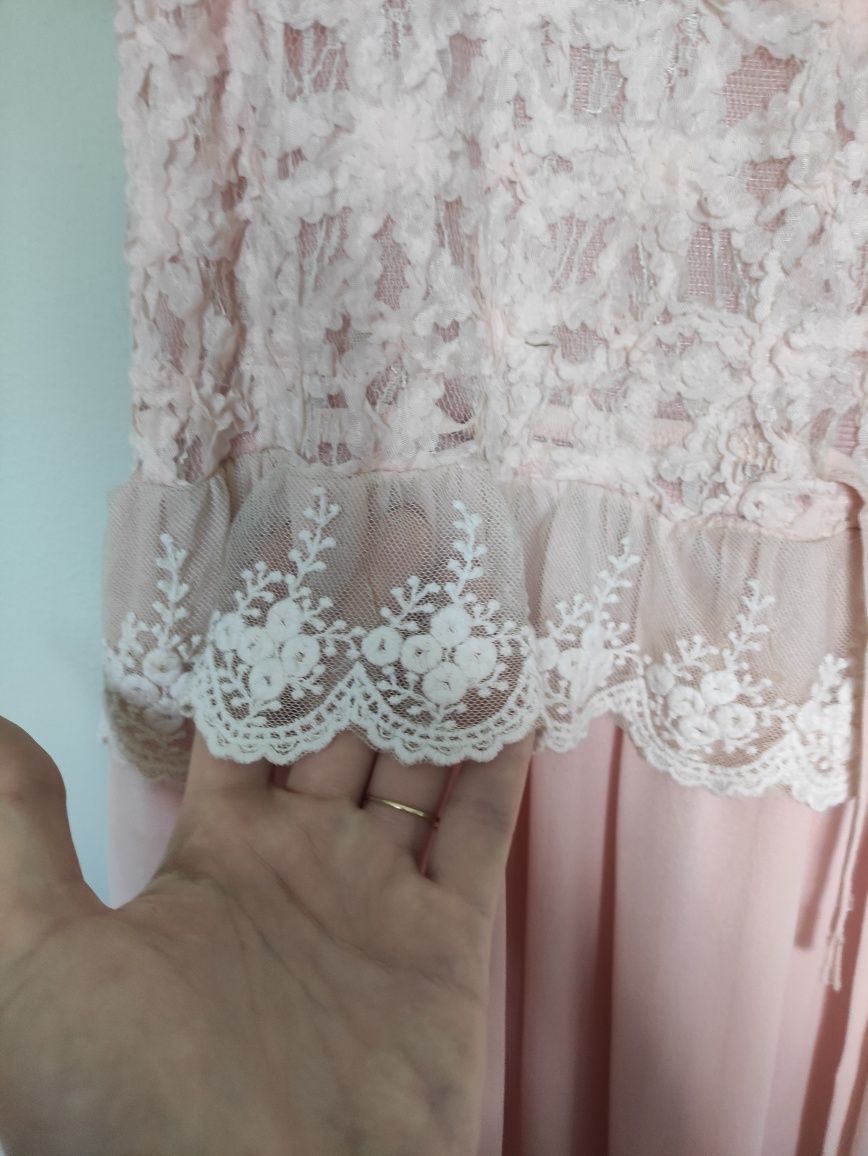 Pudrowo różowa dłuższa szyfonową sukienka z koronką