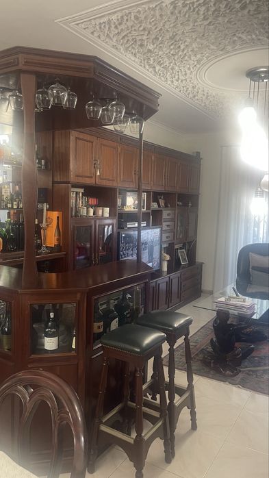 Vendemos movel de sala de estar em madeira com bar acoplado