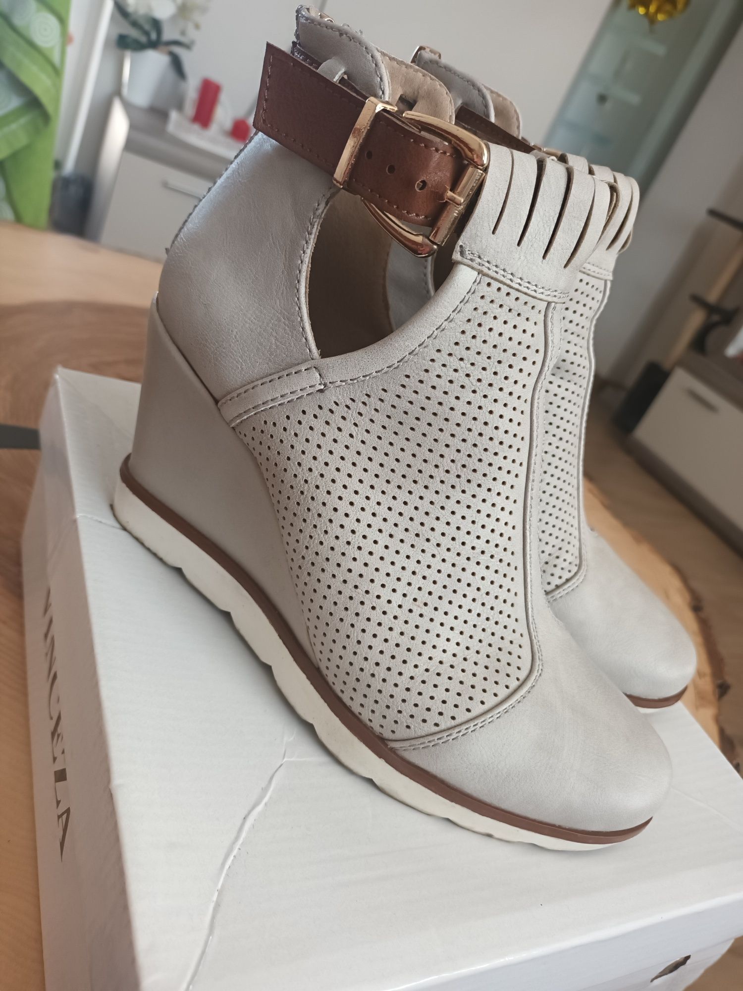 Buty na koturnie-36