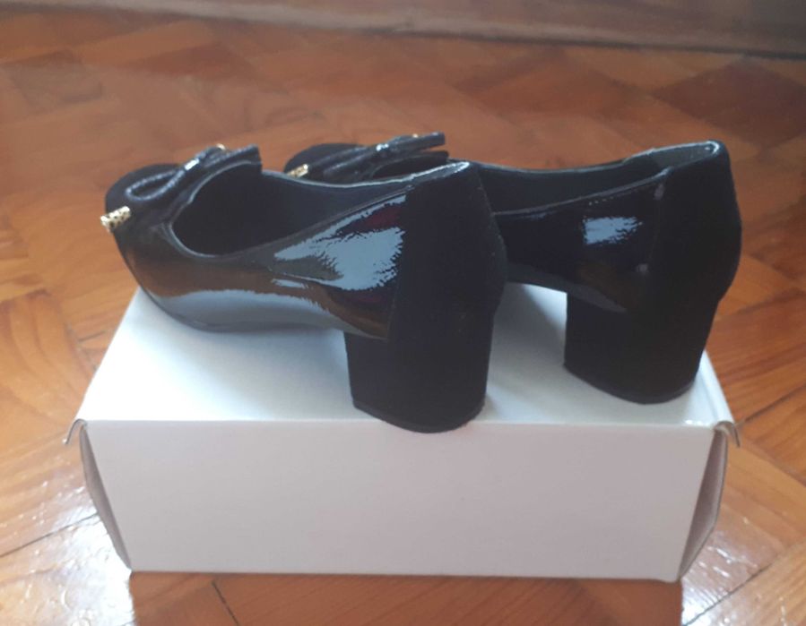 Sapatos pretos em Verniz e Camurça - Tam 37