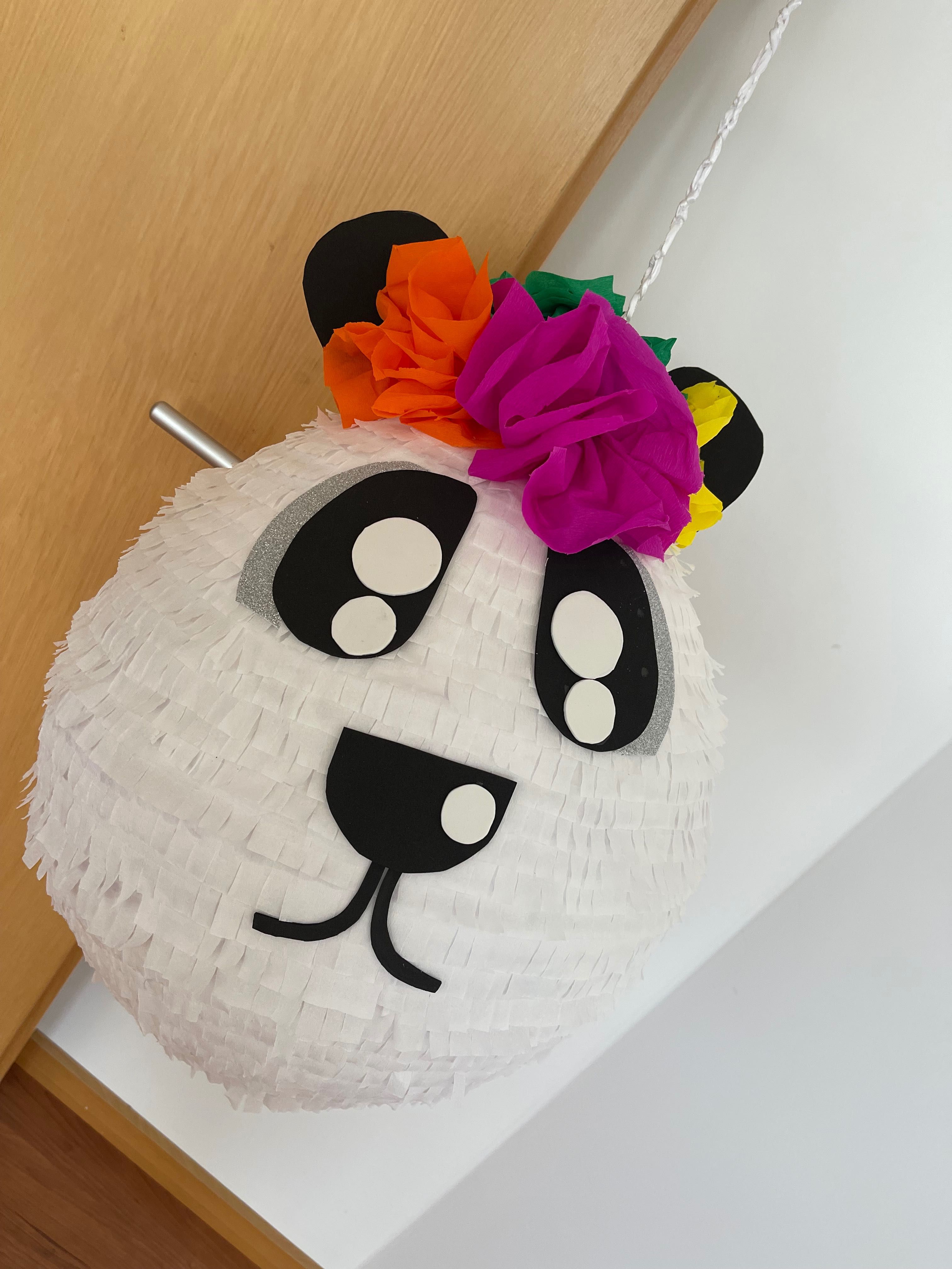 Brinquedos para crianças para as férias. Pinhata piñata pinata