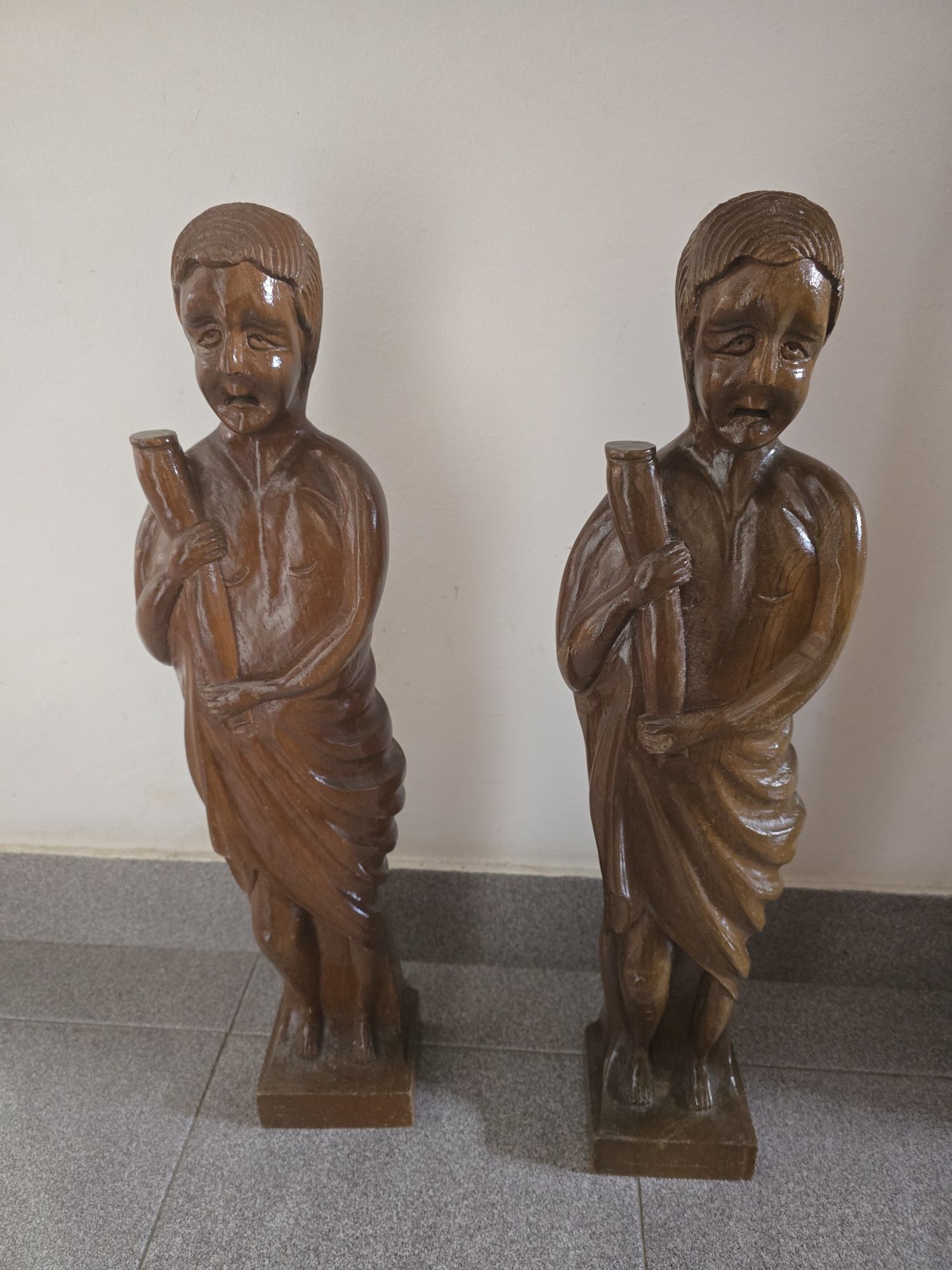 Duas figuras em madeira.