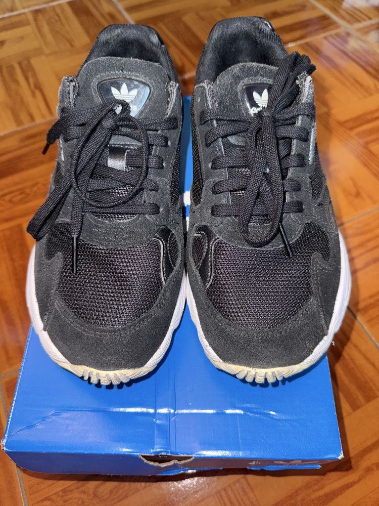 Ténis adidas Falcon