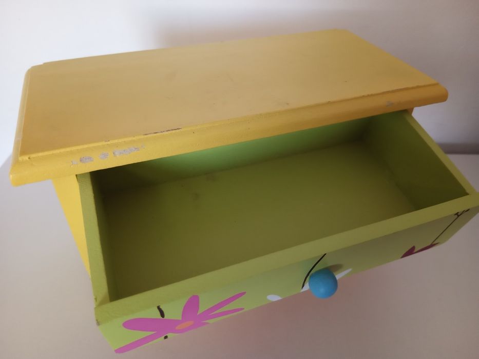 Brinquedos: Cómoda de bonecas, com duas gavetas.