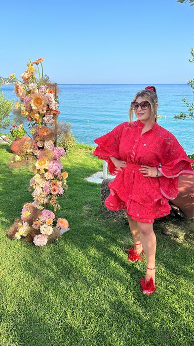 Sukienka Paris Valtadoros projektant czerwona hiszpanka bufiaste rękaw