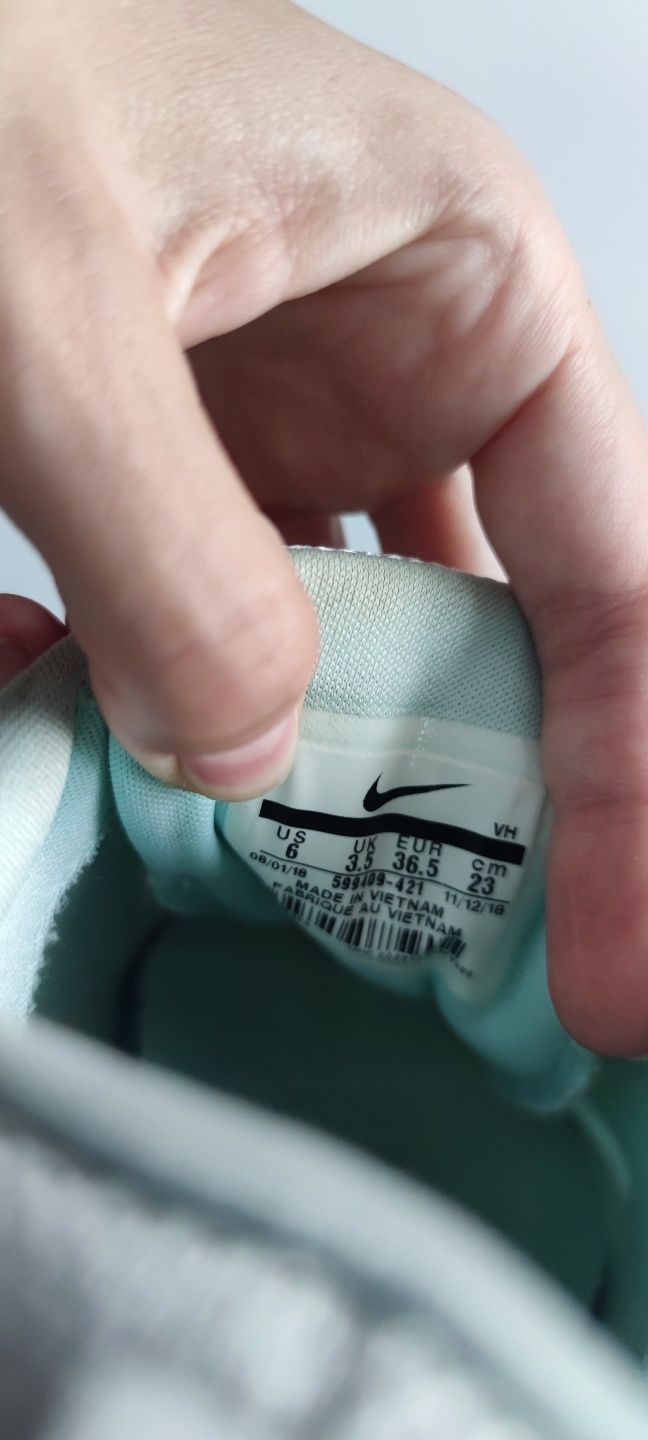 Жіночі кросівки Nike розмір 36