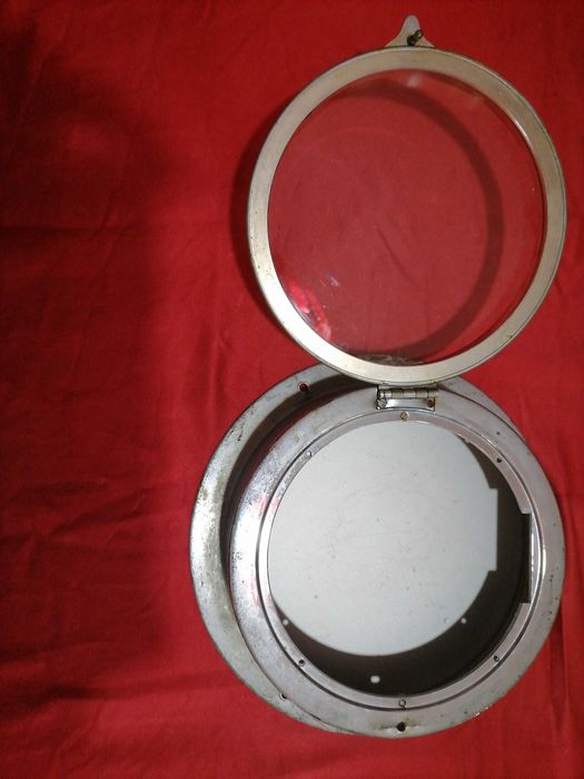 Caixa de relógio antiga em metal e vidro