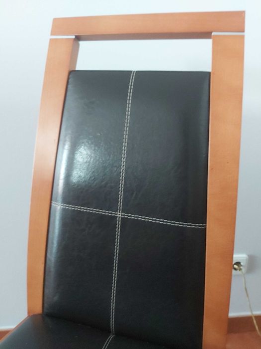 Cadeiras em madeira de cerejeira e pele