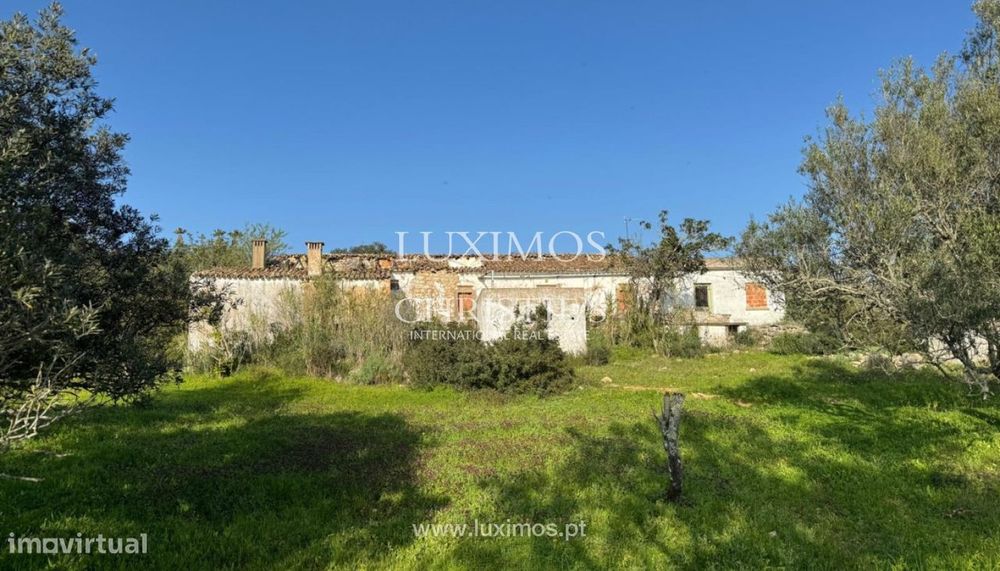 Amplo terreno com ruína e vista mar para venda em Loulé, Algarve