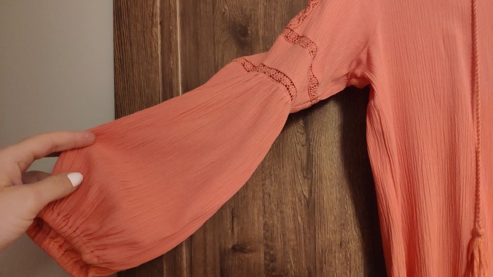 Pomarańczowa bluzka z rozszerzanymi rękawami