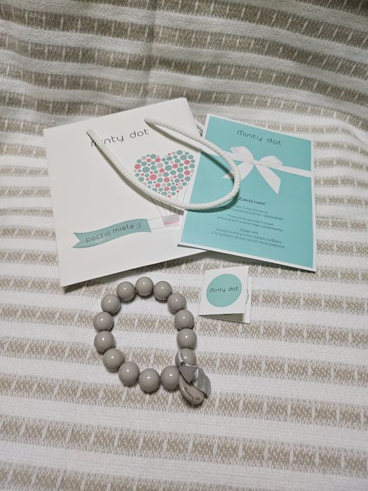 Minty dot bransoletka z żywicy kolor jasny szary, light grey. 
Nowa z
