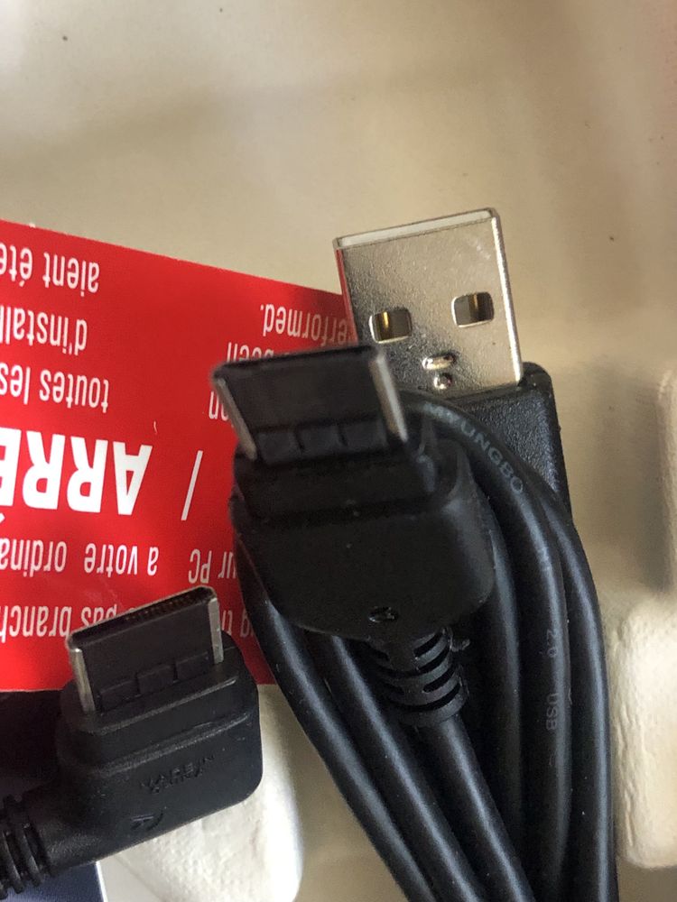 Наушники и зарядное к телефону SAMSUNG SGH-U600