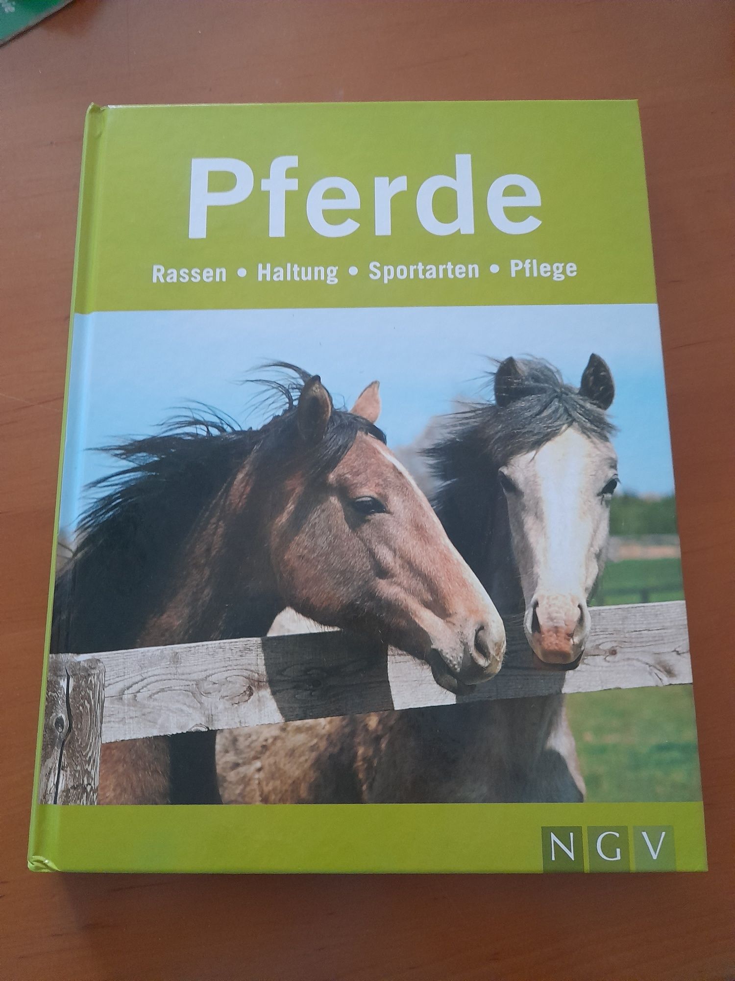 Książka Konie "Pferde rassen,haltung,sportarten,pflege" fot