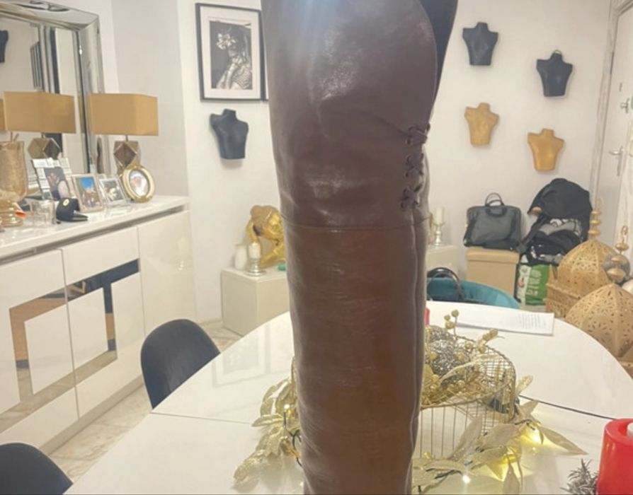 Aparador moderno branco lacado com detalhe espelhado ( excelente estad