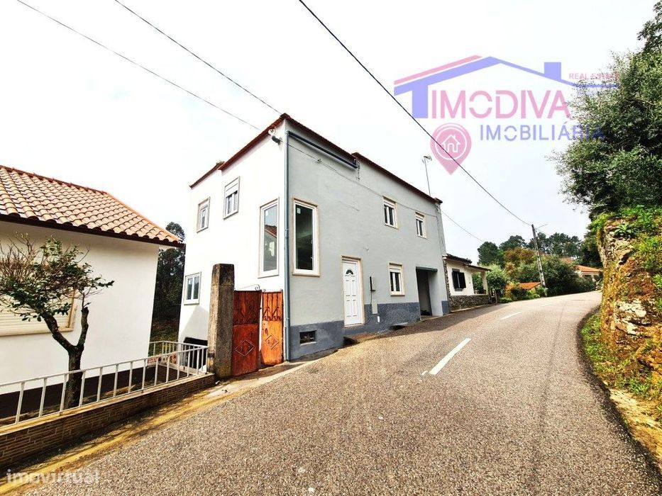 Moradia T3 recentemente renovada, com garagem e terreno em Castanhe...