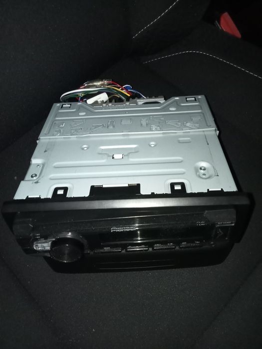 Rádio Pioneer DEH-S120ub.