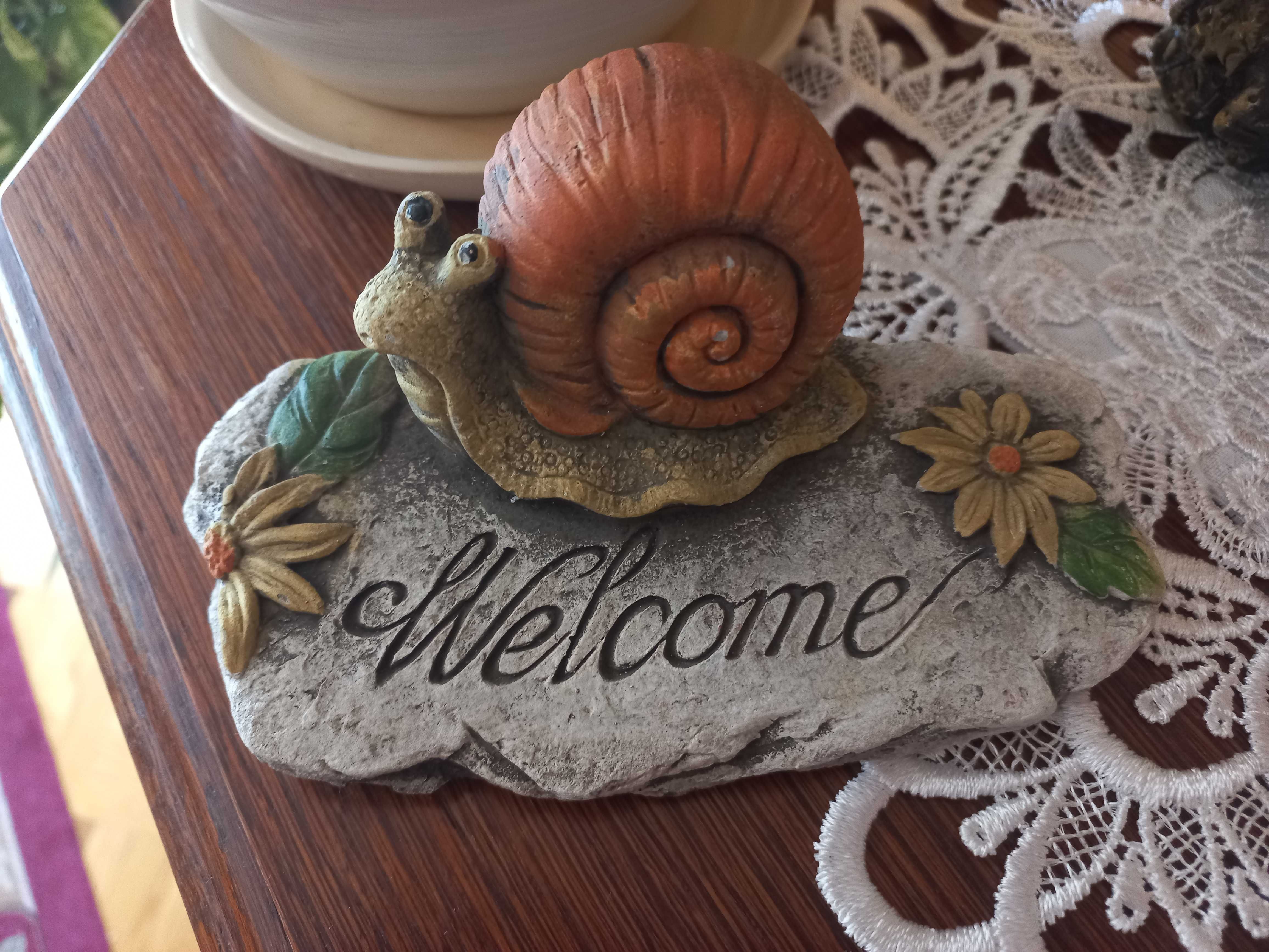 Figurka Ślimaka na kamieniu - Welcome