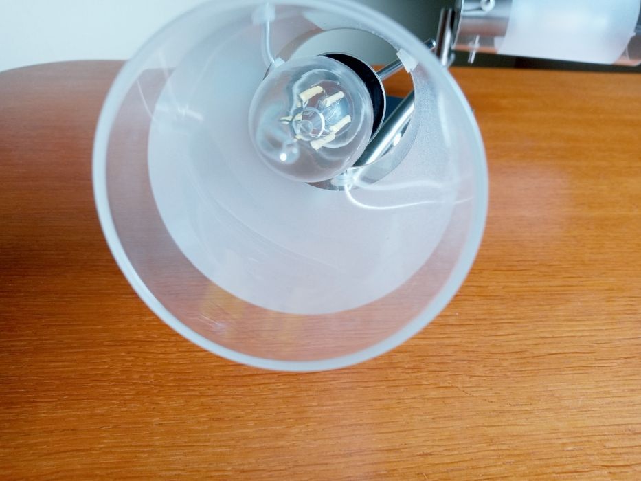 Piękna i nowoczesna lampa szczotkowana stal z żarówkami LED