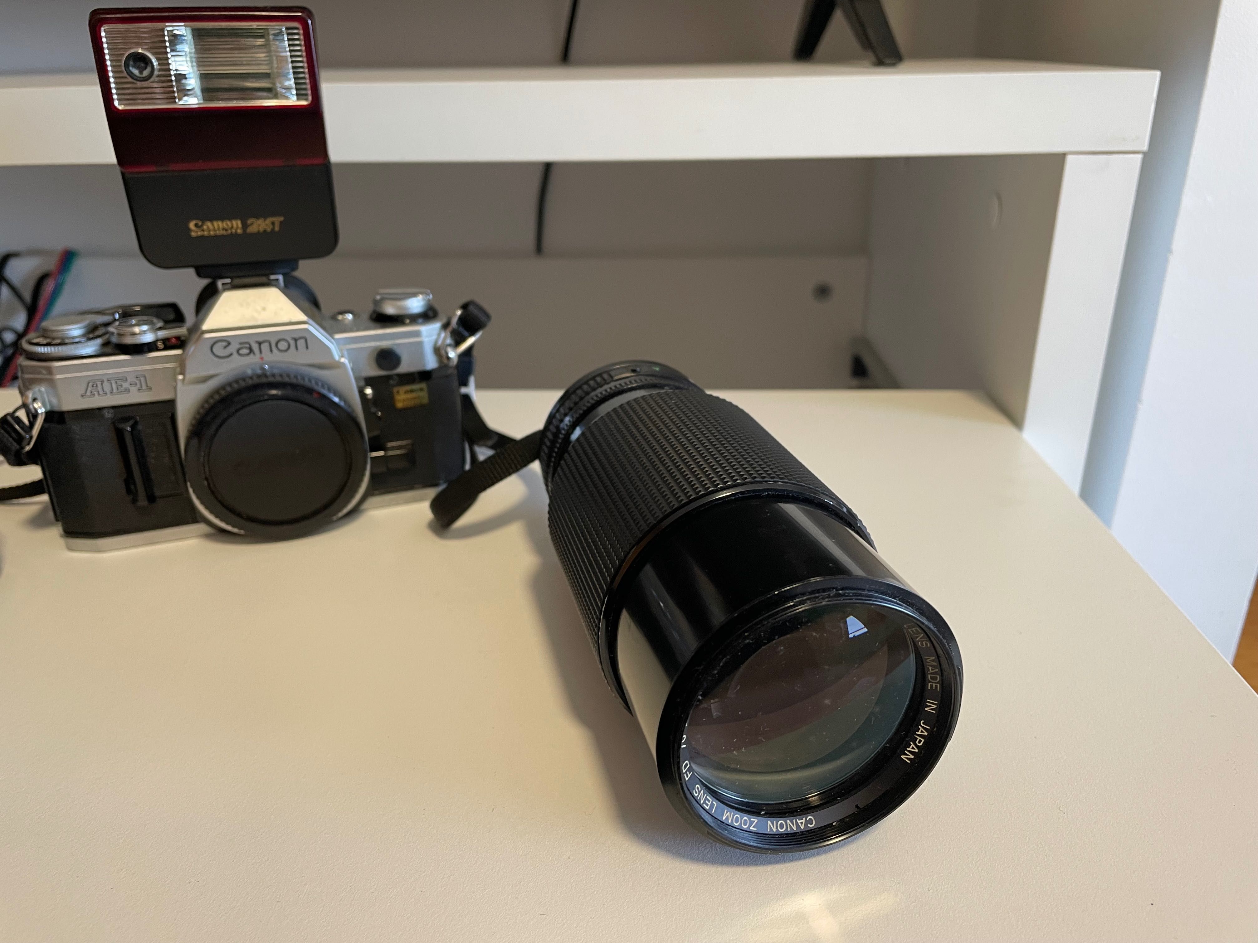 Câmera fotográfica analógica Cânon AE-1 com lentes e flash