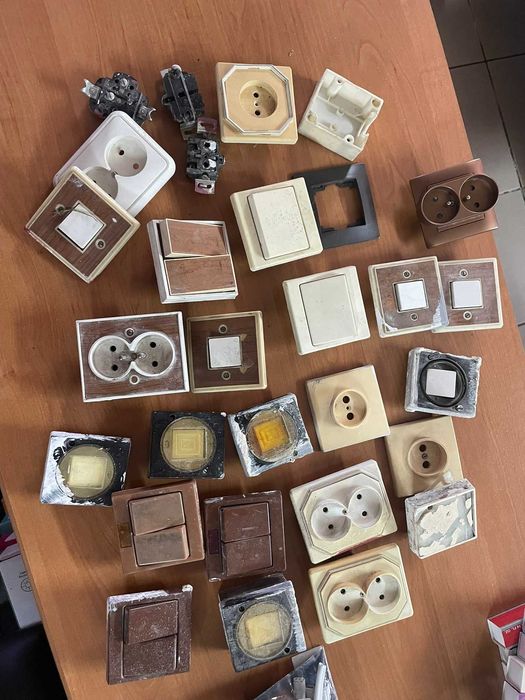 Włączniki włącznik gniazda kontakty PRL stare gniazdka włączniki