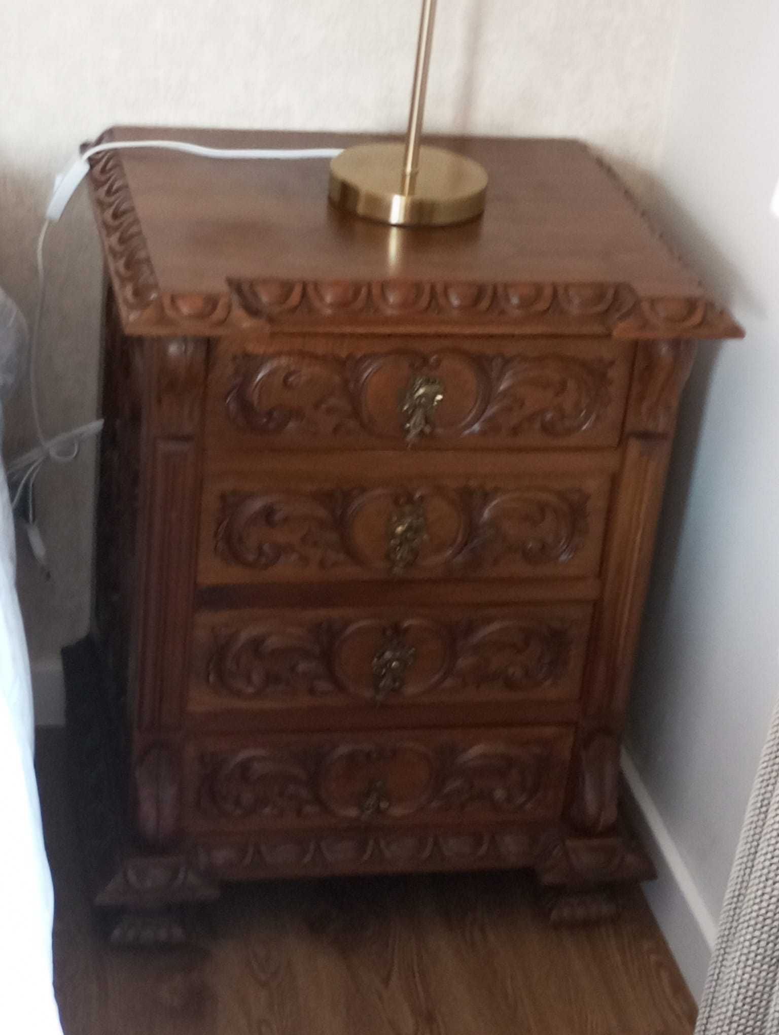Mobília de quarto em madeira de castanho nacional