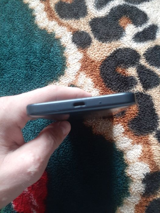 Продам телефон під заміну екрана