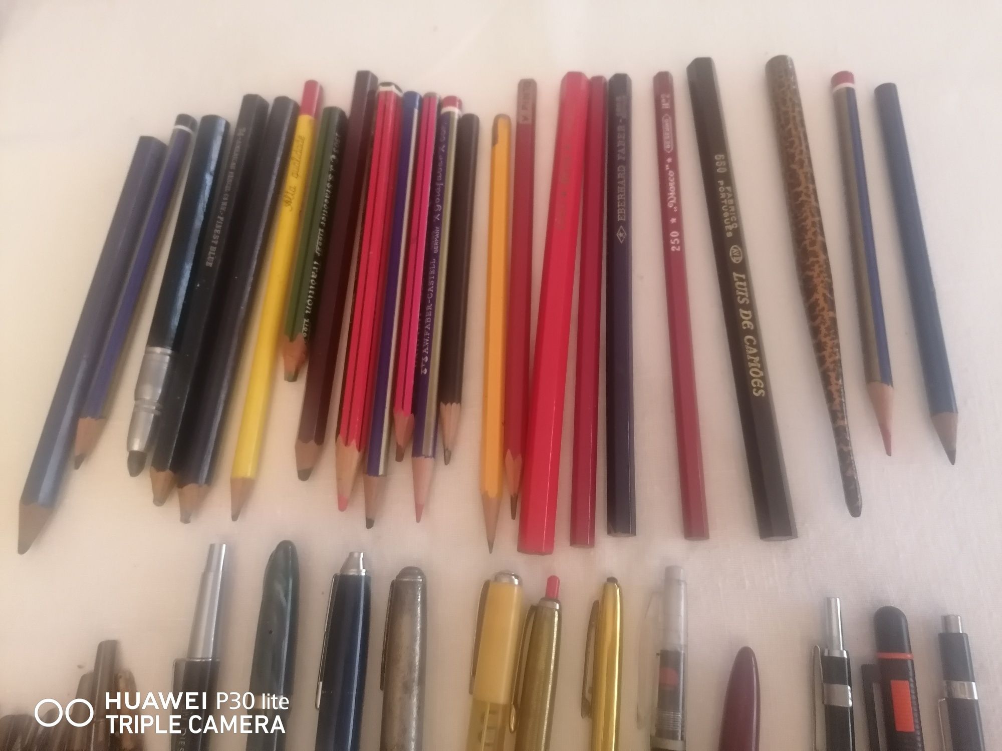 Conjunto de canetas e lápis