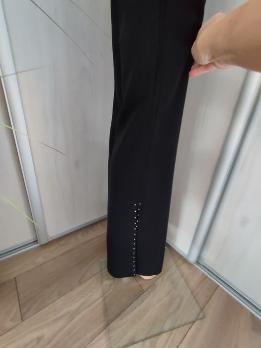 Spodnie damskie , czarny dzwony, cyrkonie i atłasowy pas marki Trapez