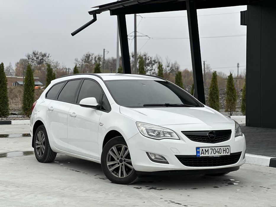Opel Astra j автомобіль в чудовому стані