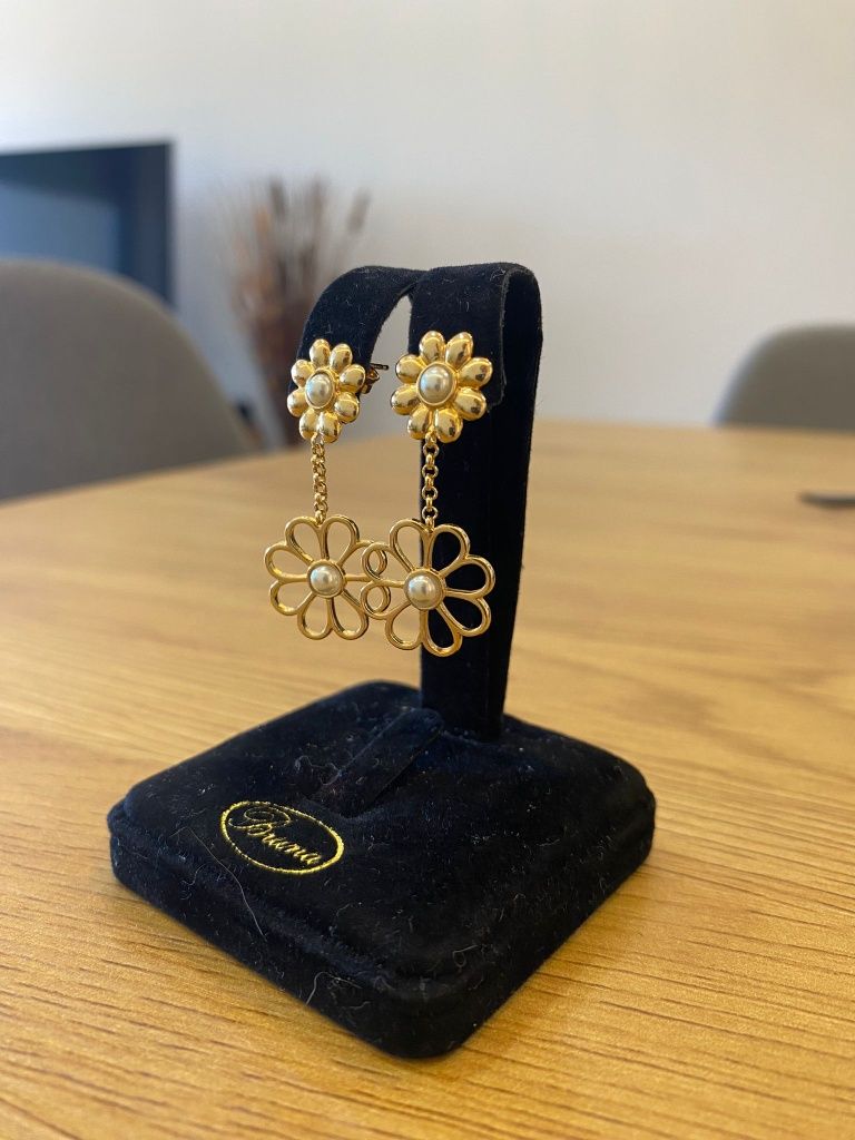 Brinco flor e pérolas semijoia com 3 banhos em ouro 18k