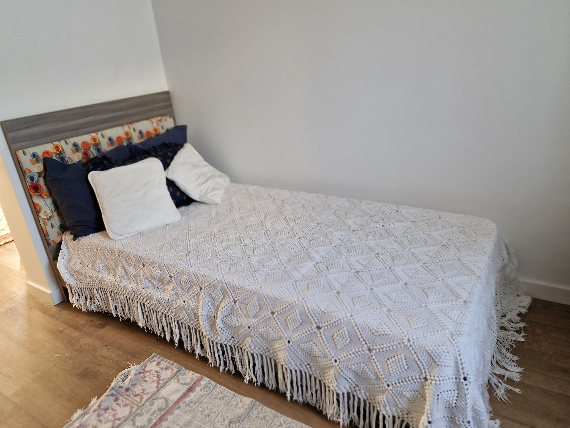Vendo cama single, em bom estado