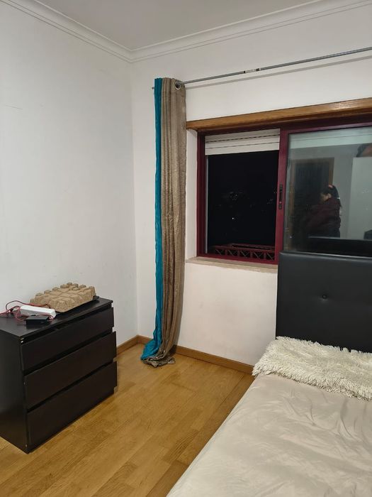 Quarto  todo mobiliado com cama de casal em ótima  localização