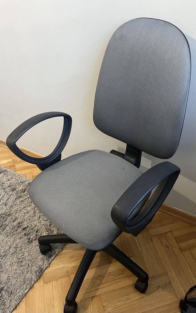 Szare krzesło do biurka