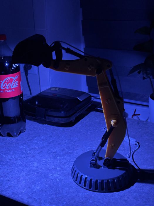 Настільний світильник у вигояді ковша екскаватора